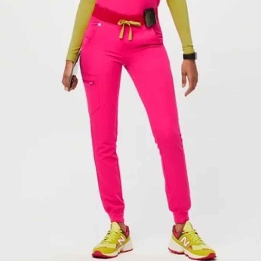 Figs | Shocking Pink Women’s Zamora Jogger Scrub Pants | Petite Small